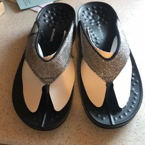 Silver flip flops.. perfect for summer! 🏖 🏝